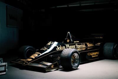アイルトン・セナのF1初勝利を果たしたロータス「97T」が走った！ 伝説