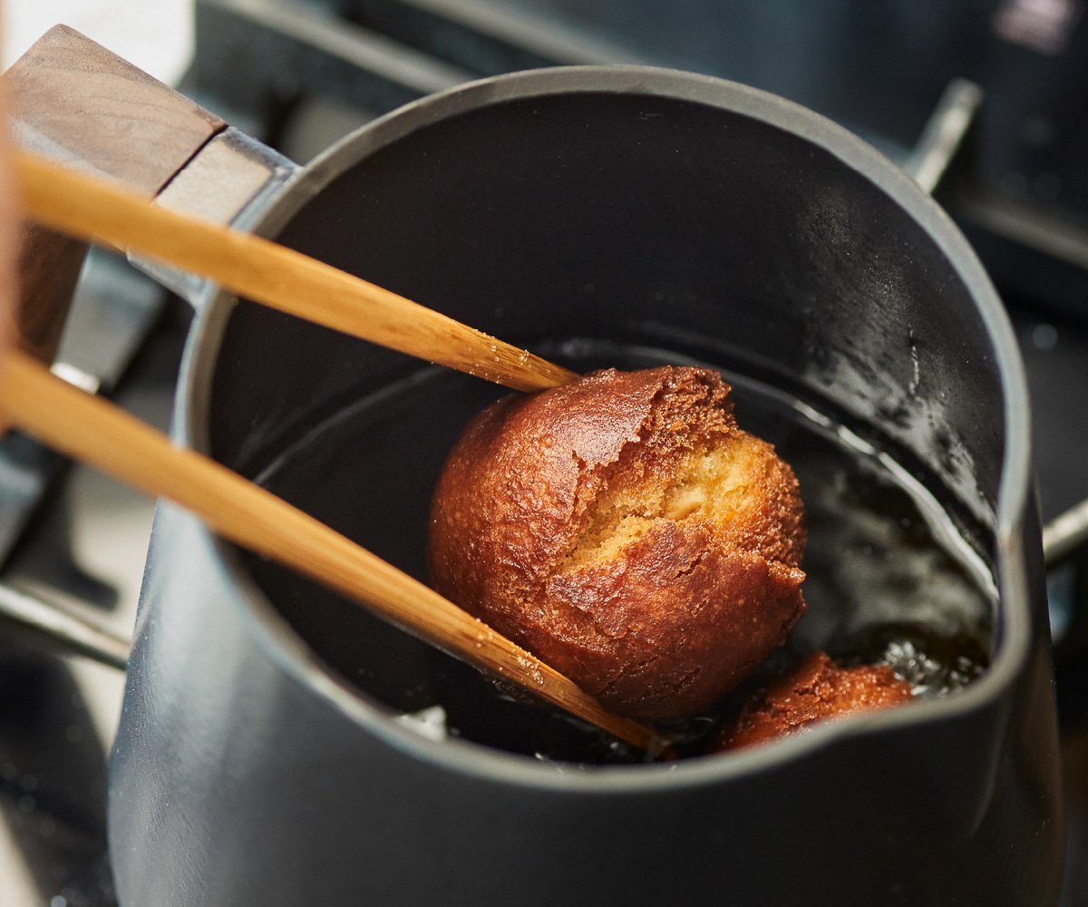 ケトルのようで実は鍋！煮る・焼く・揚げるなどマルチに使える