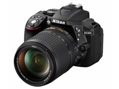 ニコン、フリーアングル液晶+Wi-Fi/GPS内蔵の一眼レフ「D5300